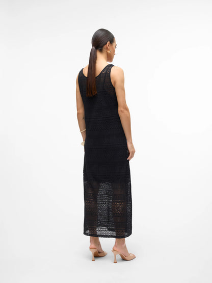 VERO MODA γυναικείο μαύρο midi φόρεμα με λεπτομέρεια δαντέλας, πίσω όψη, που δείχνει την πλάτη του φορέματος και το μήκος του