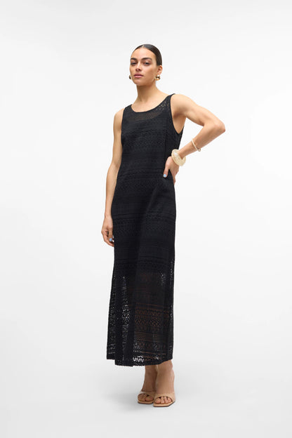 VERO MODA γυναικείο μαύρο midi φόρεμα με λεπτομέρεια δαντέλας, μπροστινή όψη, με στρογγυλή λαιμόκοψη και αμάνικο σχέδιο