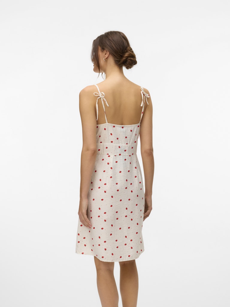VERO MODA μίνι φόρεμα με φραουλίτσες και ρυθμιζόμενες τιράντες - πίσω όψη σε μοντέλο