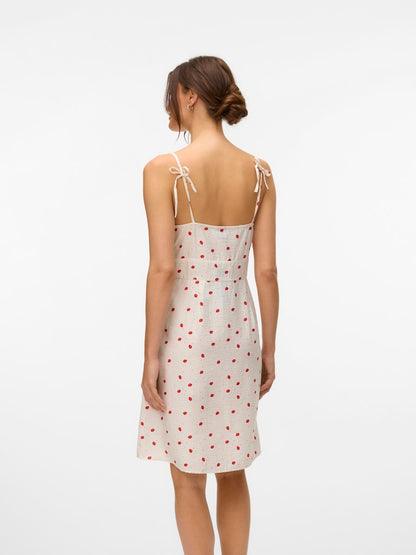 VERO MODA μίνι φόρεμα με φραουλίτσες και ρυθμιζόμενες τιράντες - πίσω όψη σε μοντέλο