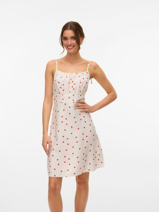 VERO MODA μίνι φόρεμα με φραουλίτσες και ρυθμιζόμενες τιράντες - μπροστινή όψη σε μοντέλο