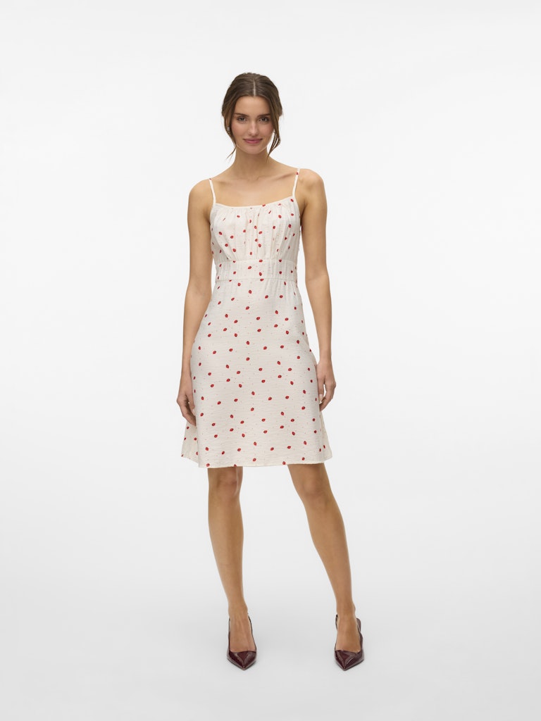 VERO MODA λευκό μίνι φόρεμα με print φραουλίτσες - ολόσωμη λήψη μπροστά