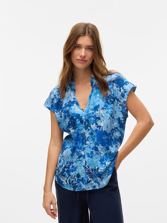 VERO MODA μπλούζα εμπριμέ μπλε με βολάν στη λαιμόκοψη - μπροστινή όψη σε μοντέλο