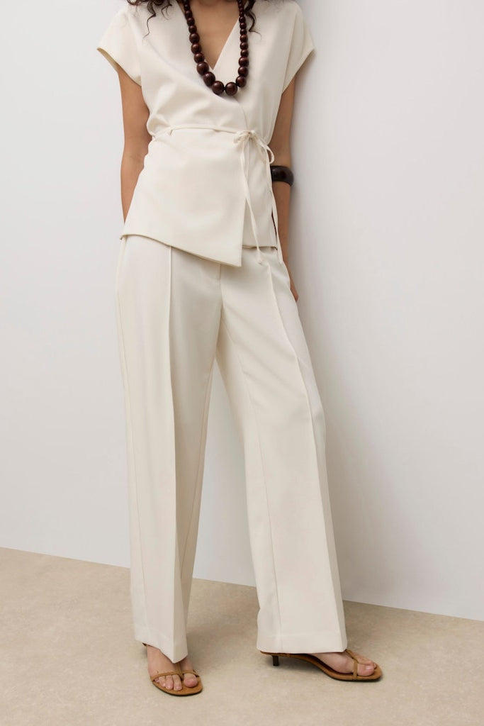 VERO MODA παντελόνι ψηλόμεσο straight fit εκρού - μπροστινή όψη με γιλέκο