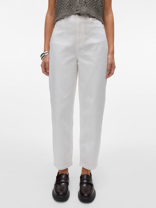 VERO MODA γυναικείο παντελόνι τζιν barrel fit ψηλόμεσο, μπροστινή όψη αναδεικνύει την κομψή γραμμή και τις μπροστινές τσέπες