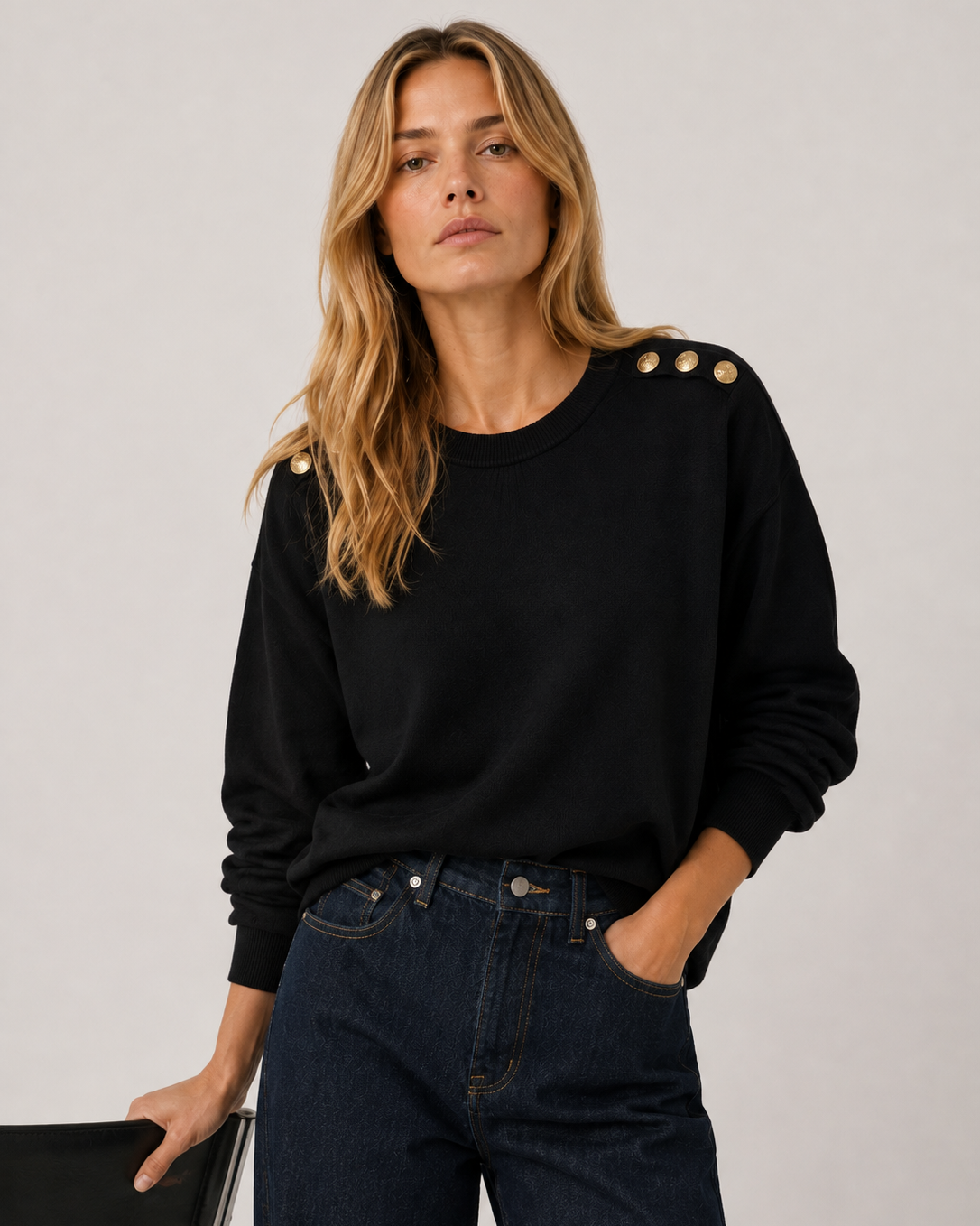 Γυναικεία πλεκτή μπλούζα VERO MODA μαύρη με χρυσά κουμπιά στους ώμους, εμφάνιση από μέση και πάνω
