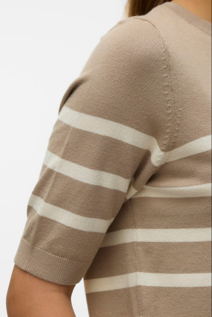 VERO MODA Πλεκτή Μπλούζα Ριγέ Κοντομάνικη Μπεζ-Εκρού λεπτομέρεια μανίκι