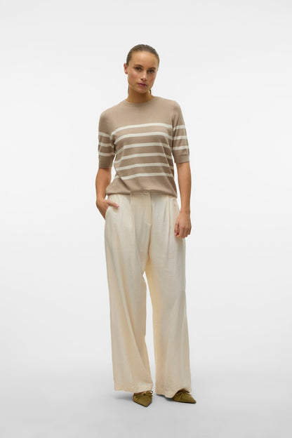 VERO MODA Πλεκτή Μπλούζα Ριγέ Κοντομάνικη Μπεζ-Εκρού ολόσωμη εμφάνιση