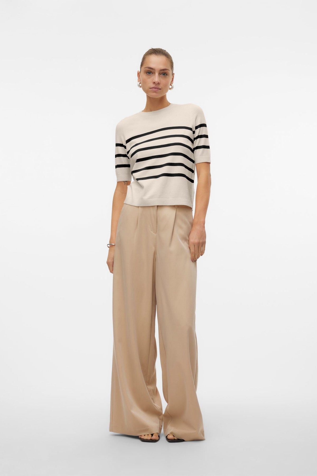 VERO MODA Πλεκτή Μπλούζα Ριγέ Κοντομάνικη Εκρού-Μαύρο ολόσωμη εμφάνιση