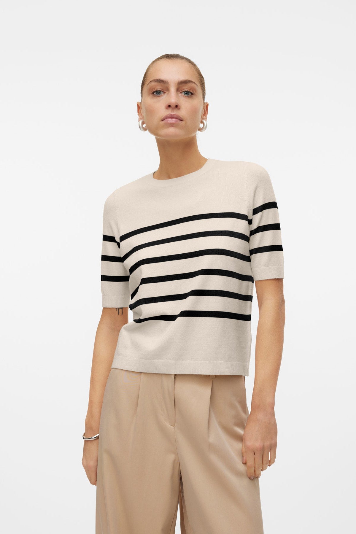 VERO MODA Πλεκτή Μπλούζα Ριγέ Κοντομάνικη Εκρού-Μαύρο μπροστινή όψη