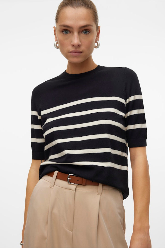 VERO MODA Πλεκτή Μπλούζα Ριγέ Κοντομάνικη Μαύρο-Εκρού λεπτομέρεια μπροστινή όψη