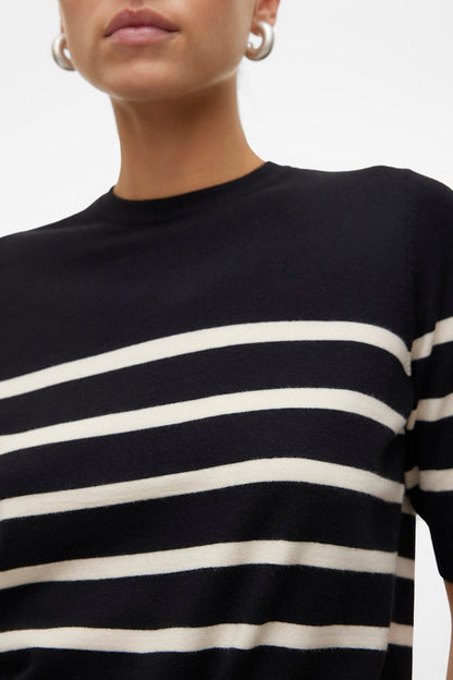VERO MODA Πλεκτή Μπλούζα Ριγέ Κοντομάνικη Μαύρο-Εκρού λεπτομέρεια λαιμόκοψη και ρίγες