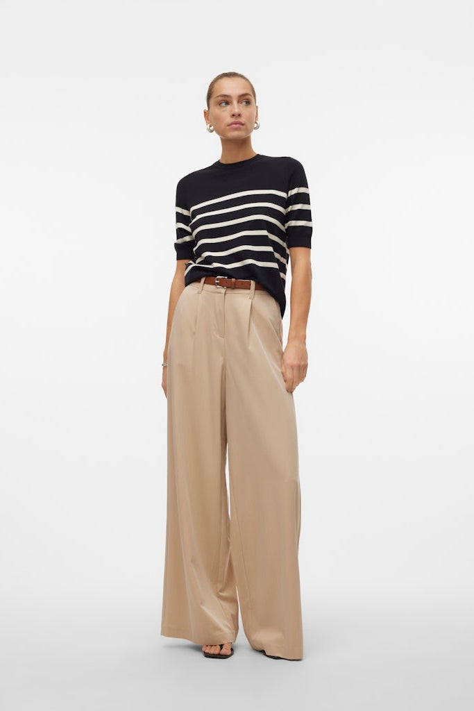 VERO MODA Πλεκτή Μπλούζα Ριγέ Κοντομάνικη Μαύρο-Εκρού ολόσωμη εμφάνιση