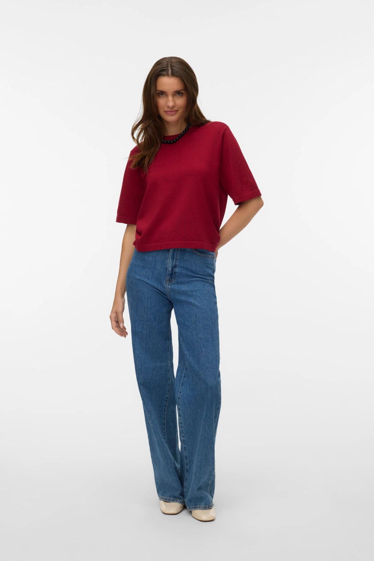 μπορντό πλεκτή μπλούζα Vero Moda σε μοντέλο full body με jeans μπροστινή όψη
