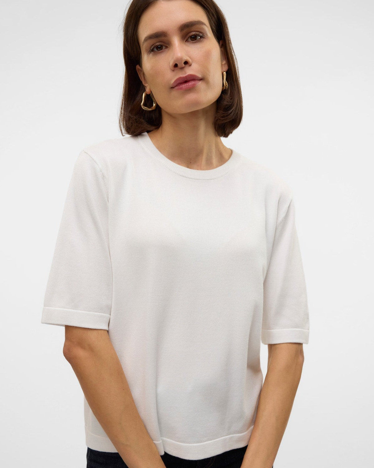 λευκή πλεκτή μπλούζα Vero Moda σε μοντέλο full body με jeans μπροστινή όψη
