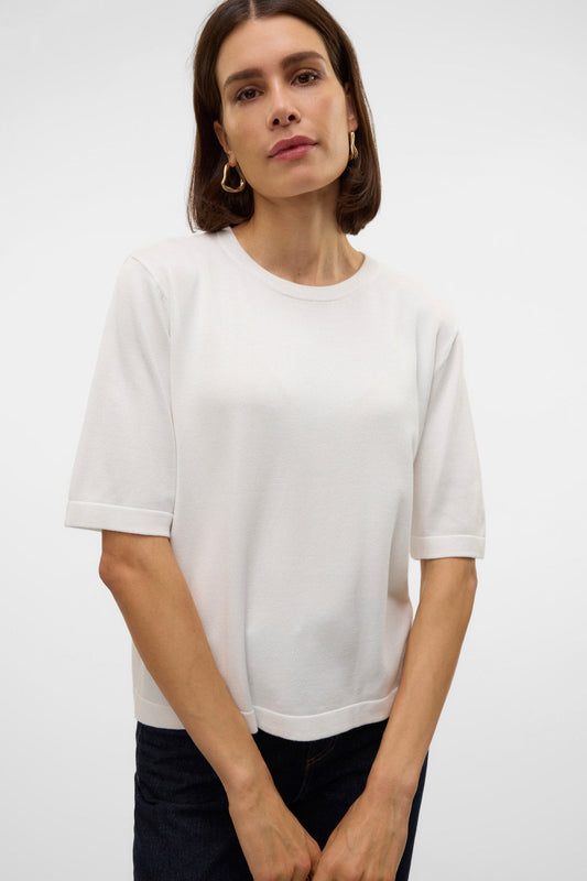 λευκή πλεκτή μπλούζα Vero Moda σε μοντέλο full body με jeans μπροστινή όψη

