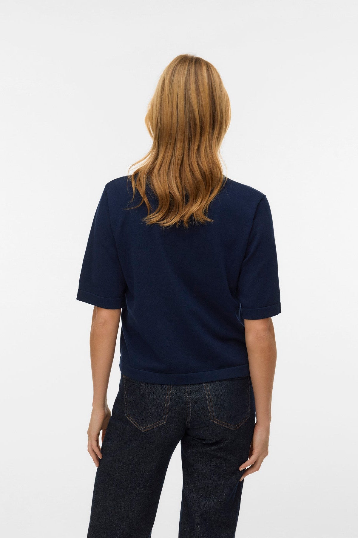 μπλε navy πλεκτή μπλούζα Vero Moda πίσω όψη σε μοντέλο
