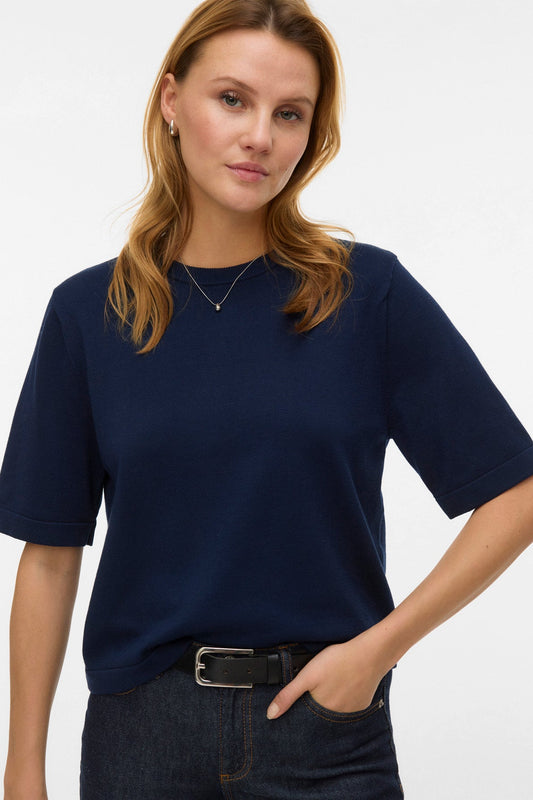 μπλε navy πλεκτή μπλούζα Vero Moda σε μοντέλο κοντινό πλάνο

