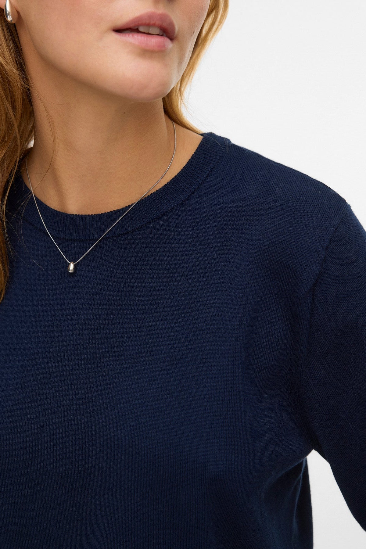 μπλε navy πλεκτή μπλούζα Vero Moda λεπτομέρεια υφής και πλέξης
