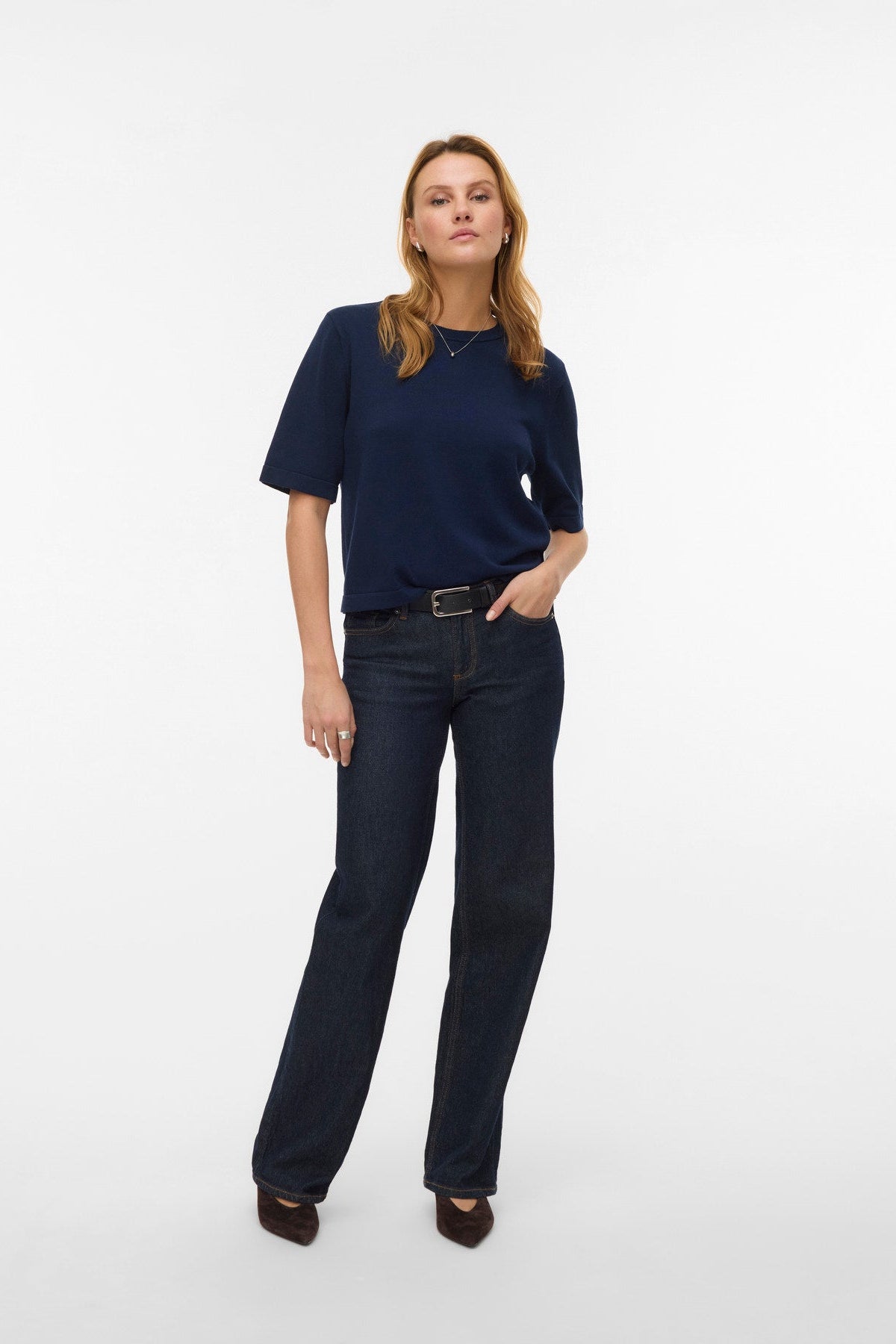 μπλε navy πλεκτή μπλούζα Vero Moda σε μοντέλο full body με jeans μπροστινή όψη
