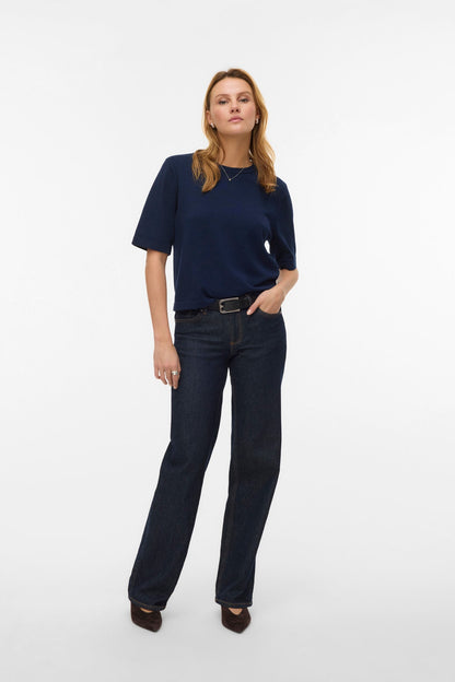 μπλε navy πλεκτή μπλούζα Vero Moda σε μοντέλο full body με jeans μπροστινή όψη
