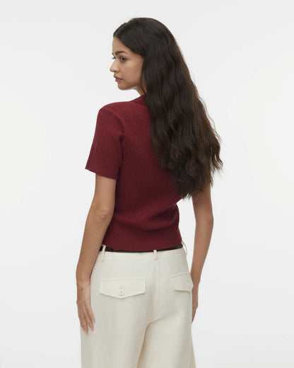 Γυναικεία πλεκτή polo μπλούζα Vero Moda μπορντό, πίσω όψη με εκρού παντελόνα
