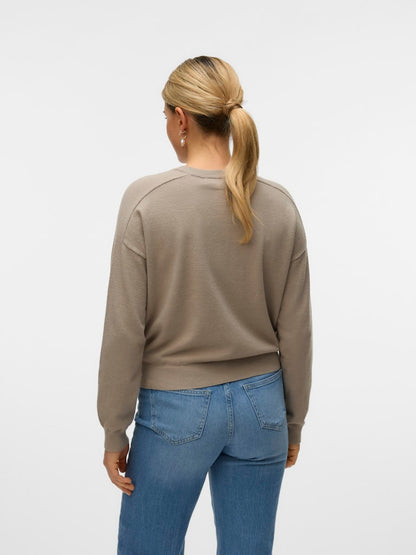 Γυναικεία μπεζ πλεκτή ζακέτα VERO MODA με ανάλαφρη πλέξη, πίσω όψη που δείχνει την κανονική εφαρμογή