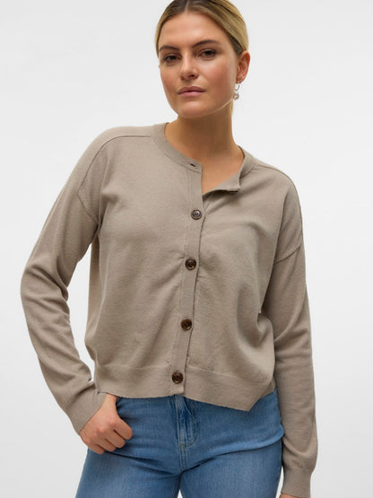 Κοντινή λήψη της μπροστινής όψης της μπεζ πλεκτής ζακέτας VERO MODA που αναδεικνύει την ανάλαφρη πλέξη