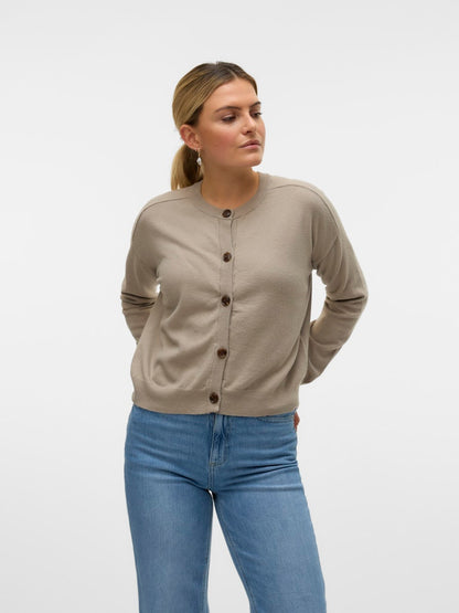 Γυναικεία μπεζ πλεκτή ζακέτα VERO MODA με ανάλαφρη πλέξη και κανονική εφαρμογή, μπροστινή όψη