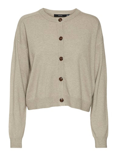 Μπεζ πλεκτή ζακέτα VERO MODA με ανάλαφρη πλέξη σε επίπεδη διάταξη που δείχνει το σχήμα και τις αναλογίες