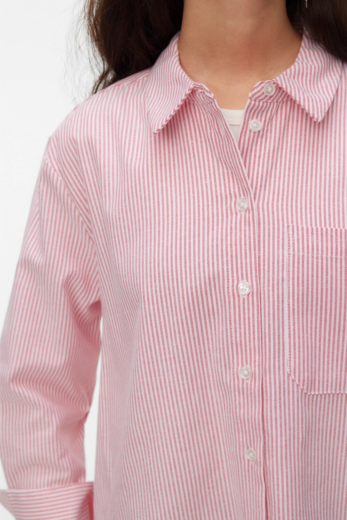 VERO MODA Πουκάμισο Regular Fit Ριγέ Ροζ/Λευκό λεπτομέρεια γιακά