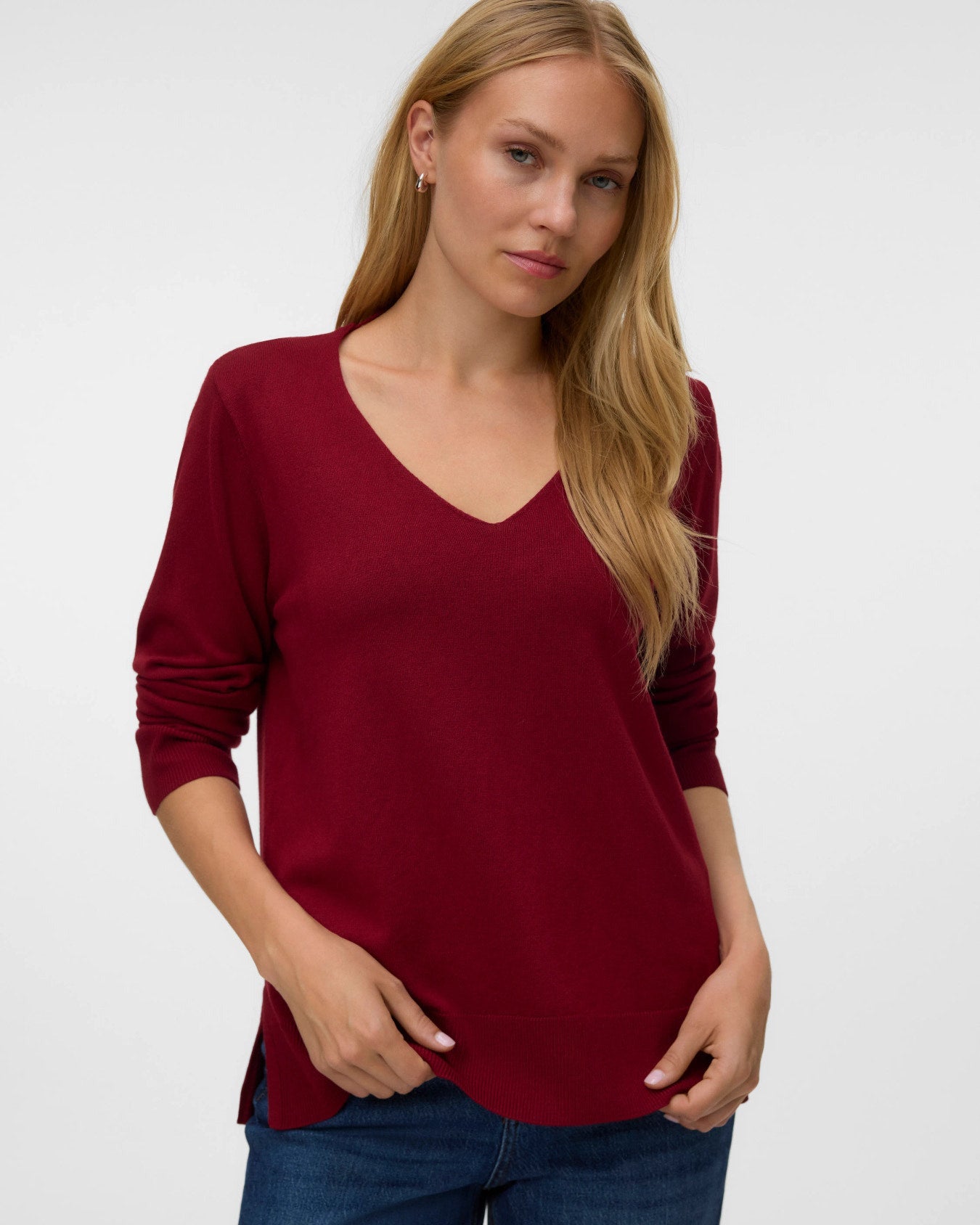 Γυναικείο πουλόβερ Vero Moda V-neck μπορντό, κοντινό μπροστά
