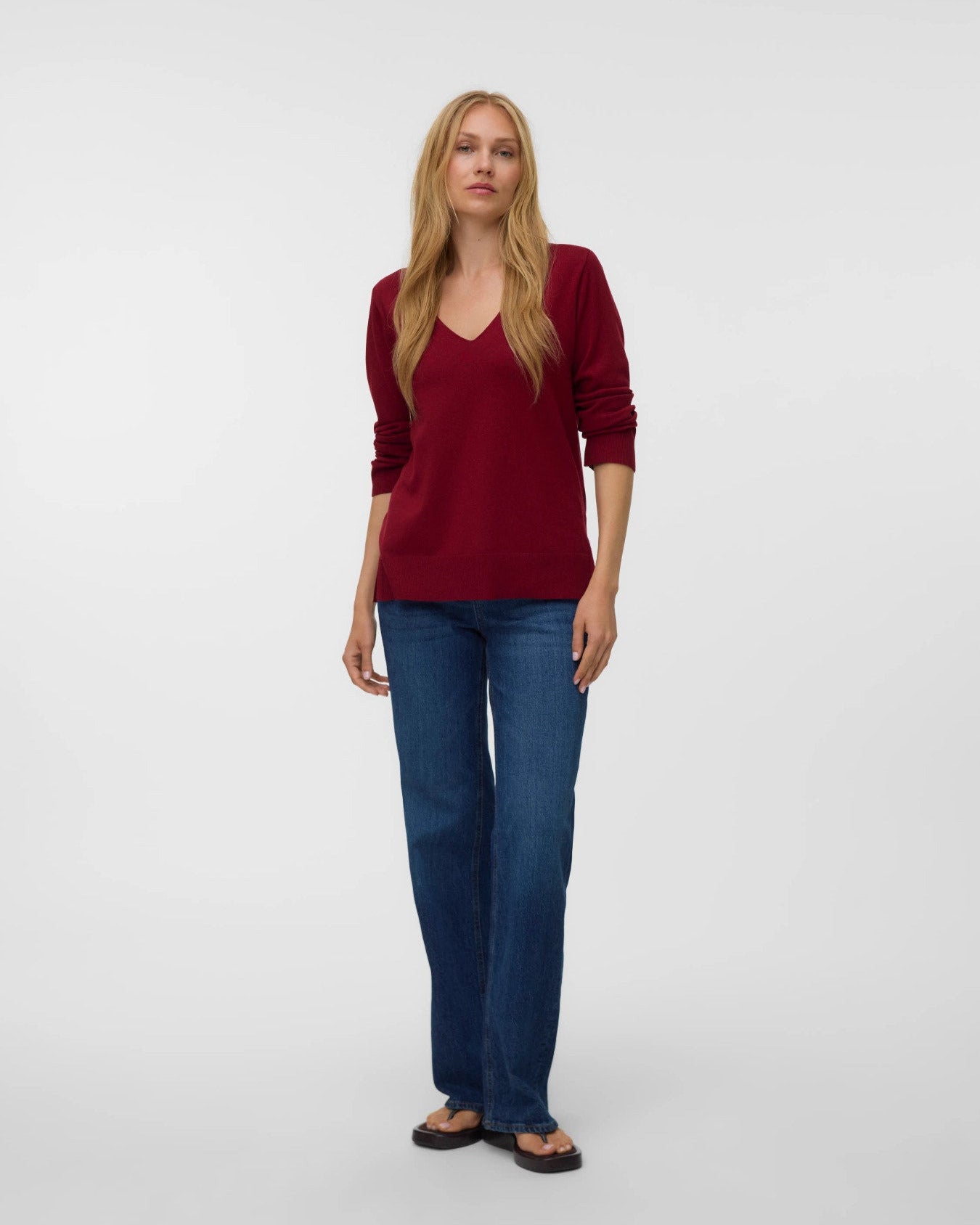 Γυναικείο πλεκτό πουλόβερ Vero Moda V-neck μπορντό με wide leg τζιν, ολόσωμη εμφάνιση
