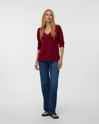 Γυναικείο πλεκτό πουλόβερ Vero Moda V-neck μπορντό με wide leg τζιν, ολόσωμη εμφάνιση
