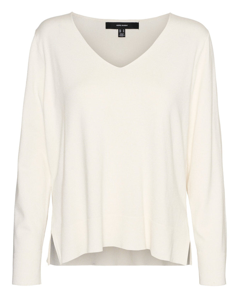 Γυναικείο πλεκτό Vero Moda σε εκρού, με V-neck, χαλαρή γραμμή και άνοιγμα στο πλάι. Ένα basic must-have για τη γκαρνταρόμπα σου.