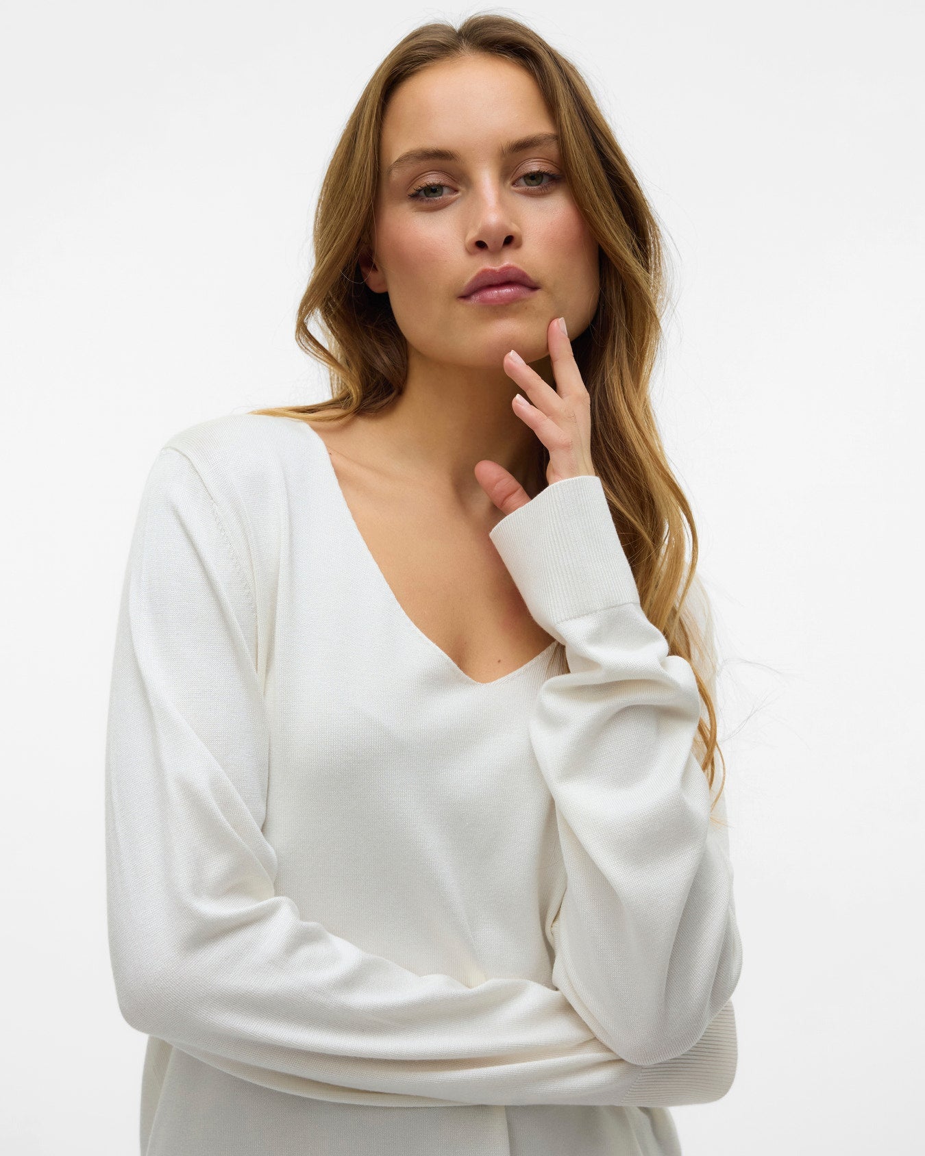 Γυναικείο πουλόβερ Vero Moda V-neck εκρού, κοντινό μπροστά

