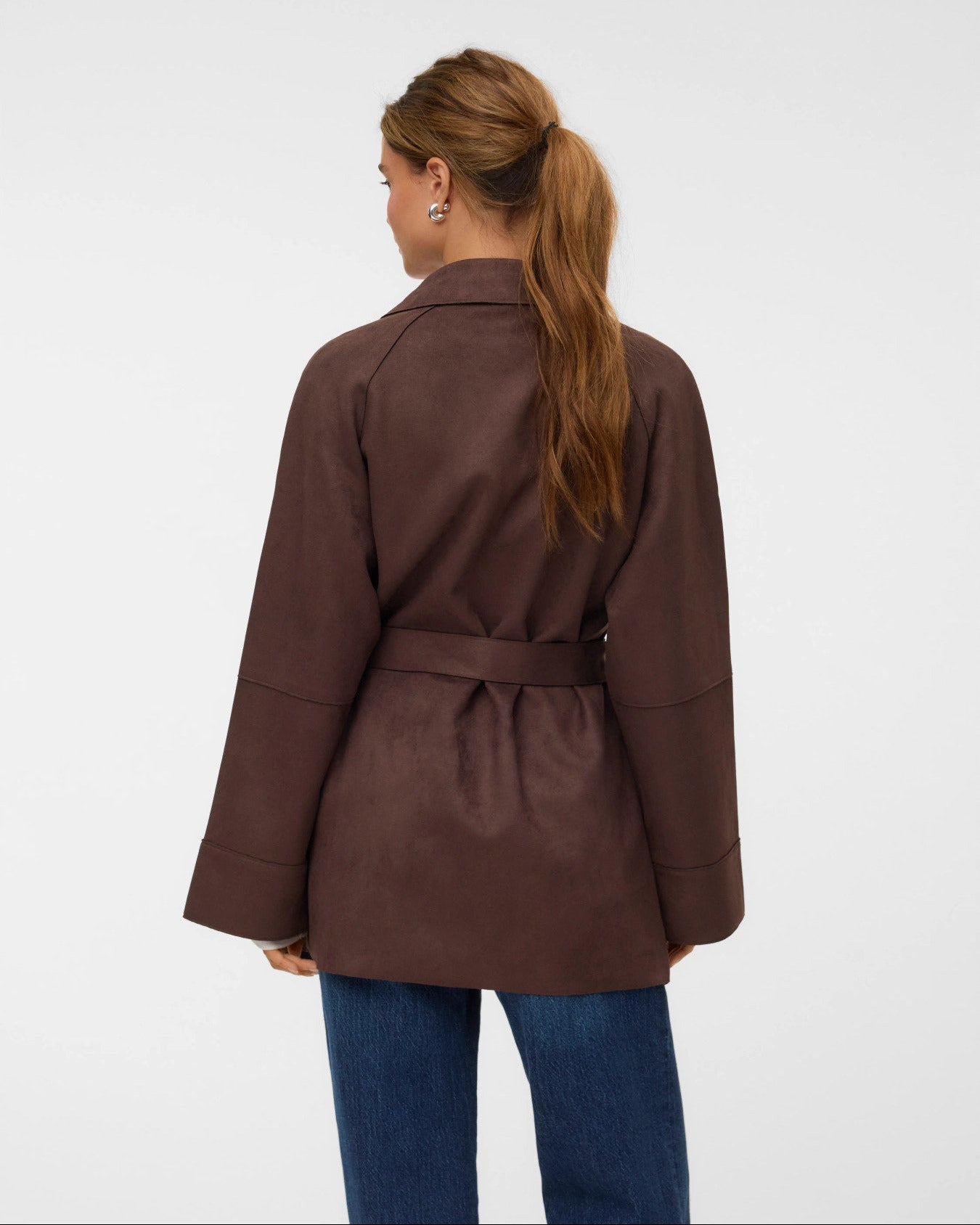 Γυναικείο σακάκι faux suede Vero Moda με ζώνη καφέ, πίσω όψη

