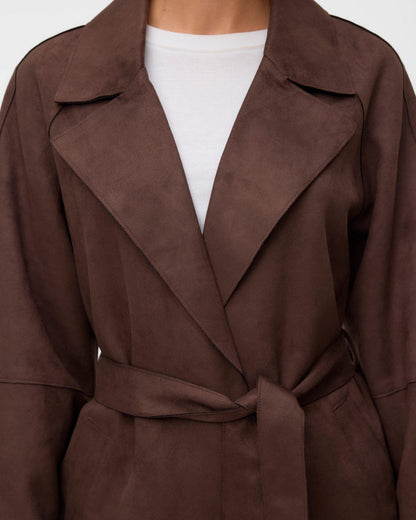 Λεπτομέρεια γιακά και ζώνης σακακιού faux suede Vero Moda καφέ
