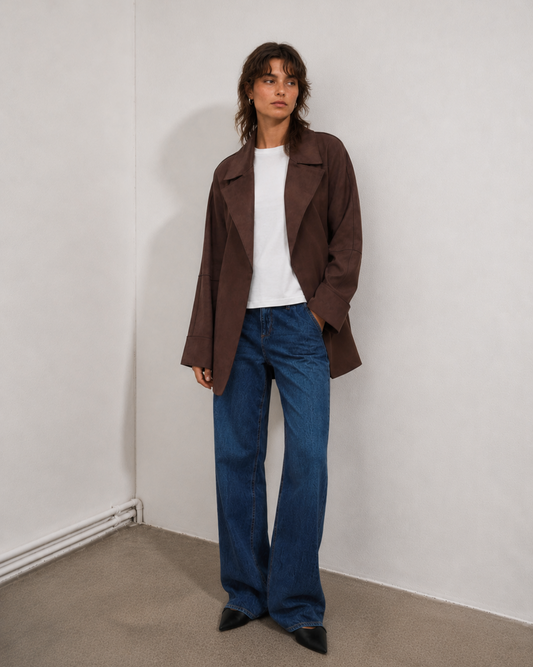 Γυναικείο σακάκι faux suede Vero Moda με ζώνη καφέ, editorial εμφάνιση
