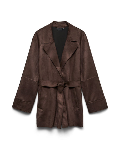 Σακάκι faux suede Vero Moda με ζώνη καφέ, flat lay λευκό φόντο
