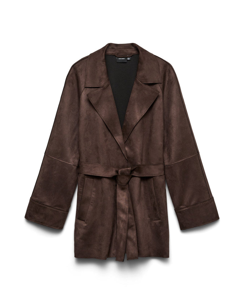 Σακάκι faux suede Vero Moda με ζώνη καφέ, flat lay λευκό φόντο