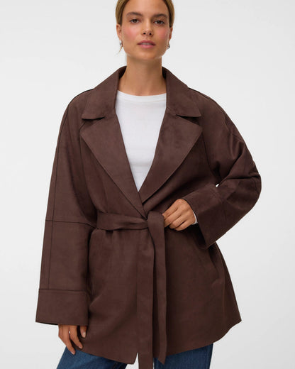 Γυναικείο σακάκι faux suede Vero Moda με ζώνη καφέ, μπροστινή όψη
