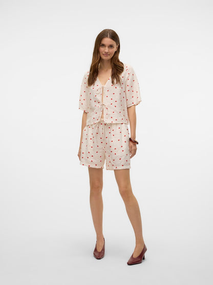 VERO MODA λευκό σορτσάκι με print φραουλίτσες και κορδόνι - ολόσωμη λήψη μπροστά