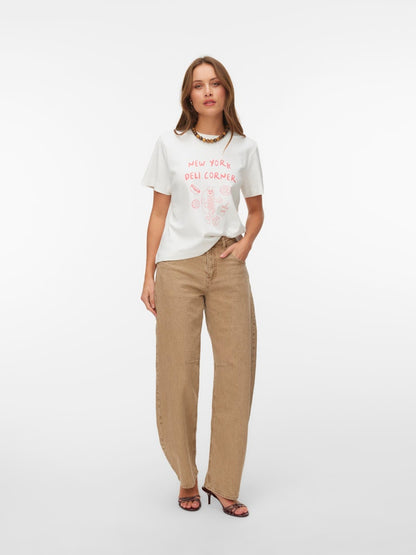 VERO MODA T-shirt New York Deli Corner λευκό - styling look