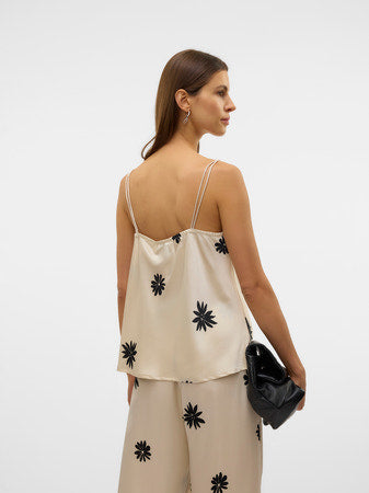 VERO MODA γυναικείο τοπ σατινέ με τιράντες, πίσω όψη δείχνει την κομψή γραμμή για στυλάτες εμφανίσεις