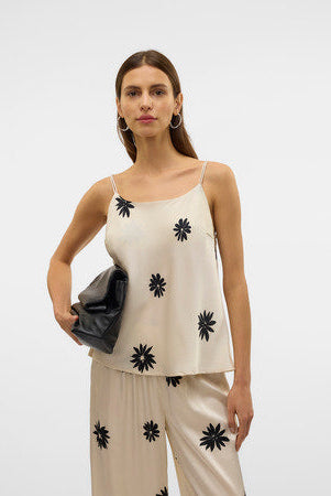 VERO MODA γυναικείο τοπ σατινέ με τιράντες και εντυπωσιακό τύπωμα, μπροστινή όψη αναδεικνύει τη λαμπερή υφή