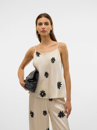 VERO MODA γυναικείο τοπ σατινέ με τιράντες και εντυπωσιακό τύπωμα, μπροστινή όψη αναδεικνύει τη λαμπερή υφή
