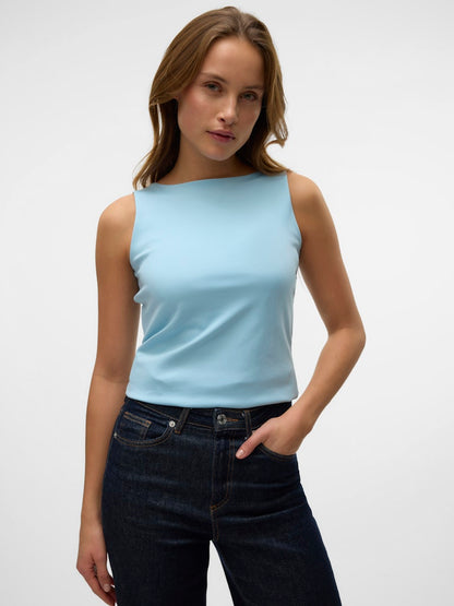 Μοντέλο φοράει VERO MODA γαλάζιο basic τοπ με την πίσω πλευρά μπροστά, εναλλακτικός τρόπος