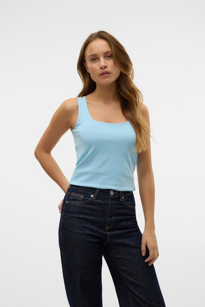 VERO MODA Γυναικείο basic τοπ γαλάζιο, τετράγωνη λαιμόκοψη, αμάνικο, μπροστινή όψη