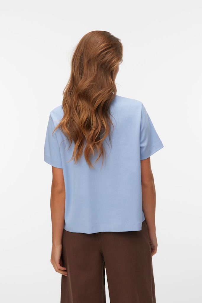 Πίσω όψη σε γυναικείο t-shirt VERO MODA γαλάζιο με καθαρή γραμμή και κοντό μανίκι
